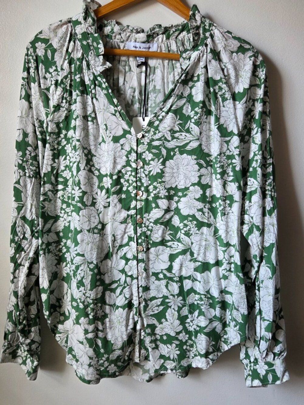 NWT ALEX & JORDAN SPLIT V NECK BUTTONED LONGSLEEVES TOP SIZE M